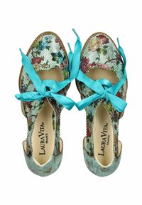 Scarpe lace-up turchesi con motivo floreale e lati tagliati. Realizzate in materiale testurizzato, presentano un bordo scalloppato e cuciture decorative.