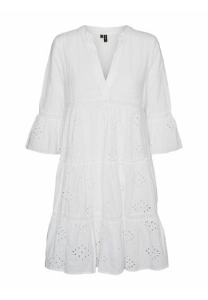 Vestido blanco de tela texturizada, con un escote en V, mangas acampanadas de 3/4 de longitud y detalles de cortes en ojal en las capas.