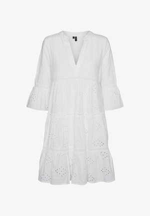 Robe blanche en tissu texturé, avec un décolleté en V, des manches cloche 3/4 et des détails en découpes œillets sur les étages.