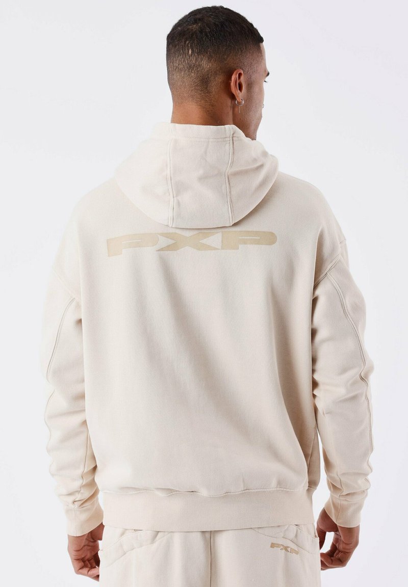 Felpa beige con cappuccio e vestibilità comoda, caratterizzata da un grande logo "PXP" in una tonalità più chiara sul retro. Realizzata in morbido materiale misto cotone.