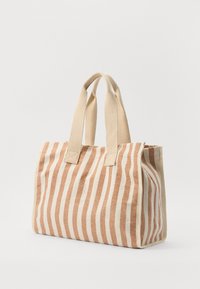 Gestreifte Tragetasche in Beige und Terrakotta, aus Stoff gefertigt, mit zwei oberen Griffen und rechteckiger Form, die ein strukturiertes Design aufweist.