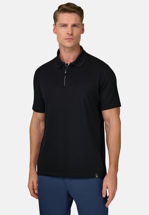 Polo noir à manches courtes avec un col zippé, fabriqué en tissu lisse. Présente une coupe ajustée et une petite étiquette logo à l'ourlet.
