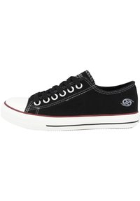 Schwarze Leinenschuhe mit weißer Gummikappe, schwarzen Schnürsenkeln, roten und weißen Sohlenakzenten und gesticktem Logo an der Seite.