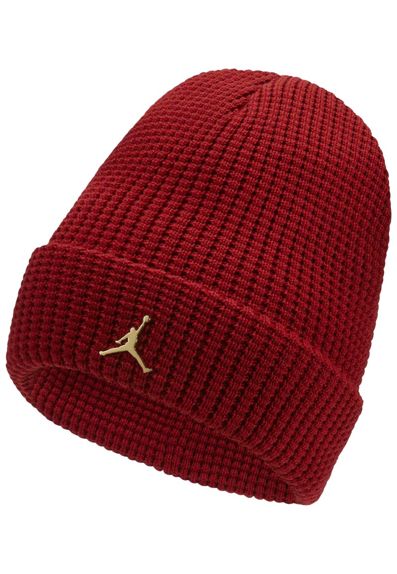 Czerwona, dziana beanie wykonana z teksturowanej tkaniny. Posiada zwinięty mankiet oraz złote logo Jumpman z przodu.