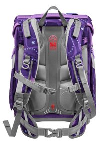 Mochila morada con correas grises, patrón de estrellas, respaldo acolchado, correas ajustables, logo rojo y múltiples hebillas para un cierre seguro.