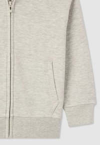 Felpa grigia con zip realizzata in tessuto morbido e testurizzato, con tasche a marsupio e polsini e orlo a costine. Design semplice e funzionale.