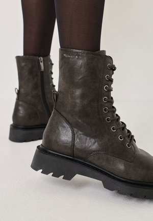 Graue Schnür-Ankle Boots aus strukturiertem Leder, mit Metallösen, einem seitlichen Reißverschluss und einer robusten schwarzen Sohle mit gezacktem Rand.