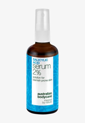 Brun flaske med hvit spraykork merket Salisylsyre serum 2 %, løsning for uren hud fra Australian Bodycare.