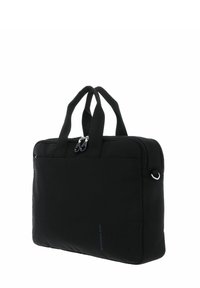 Sac pour ordinateur portable noir avec deux poignées en tissu, fermeture éclair, poche avant et détail de logo subtil sur le côté. Fabriqué en matériau durable et lisse.