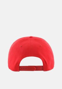 Rote Baseballmütze mit schlichtem Design und verstellbarem Snapback-Verschluss. Sie hat eine glatte Textur und eine runde Form mit Belüftungslöchern.