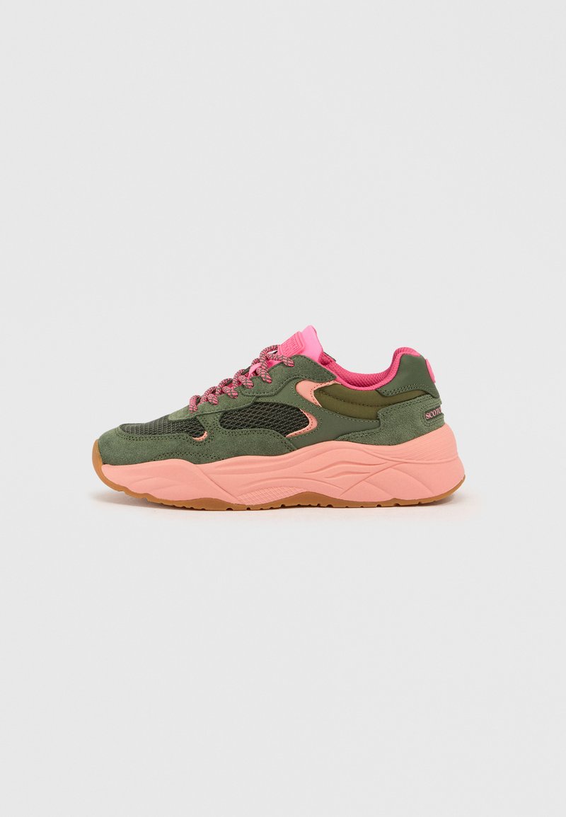 Grüne und rosa Sneaker aus Wildleder und Mesh-Materialien, mit dickem Zwischensohlendesign, erhöhtem Absatz und strukturiertem Gummi-Außensohle sowie Schnürsenkeln.