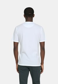T-shirt bianco a maniche corte realizzato in tessuto liscio e leggero. Presenta un collo rotondo e una vestibilità rilassata, senza motivi o grafiche visibili.
