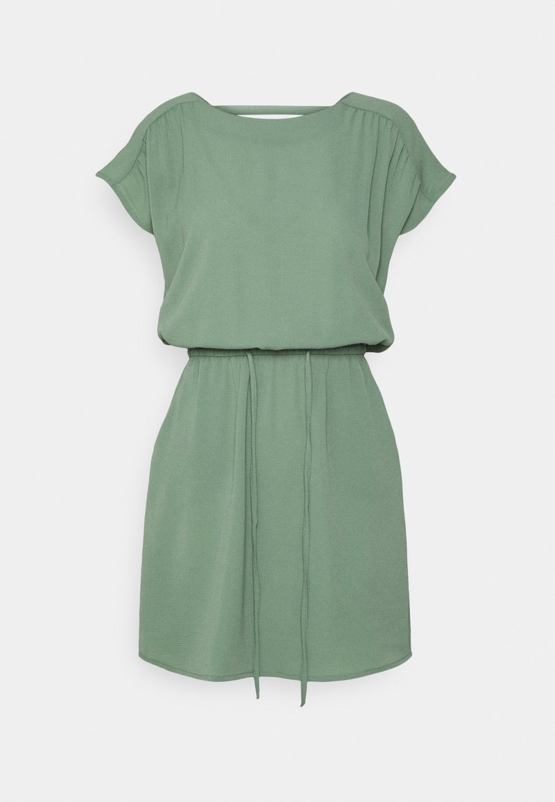 Robe vert sauge à manches courtes avec taille élastique et fine cordelette, haut ample, jupe droite et encolure bateau sur fond blanc.
