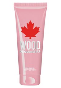 Tubo di crema per il corpo in plastica rosa, con una foglia d'acero rossa e testo argento. L'etichetta recita "WOOD DSQUARED2 CHARMING BODY LOTION."