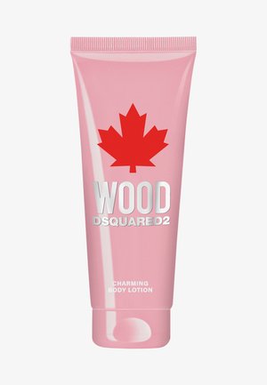 Różowa plastikowa tuba balsamu do ciała, z czerwonym liściem klonu i srebrnym napisem. Etykieta brzmi "WOOD DSQUARED2 CHARMING BODY LOTION."