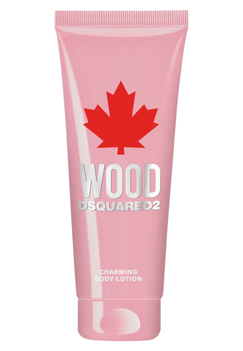 Tubo di crema per il corpo in plastica rosa, con una foglia d'acero rossa e testo argento. L'etichetta recita "WOOD DSQUARED2 CHARMING BODY LOTION."