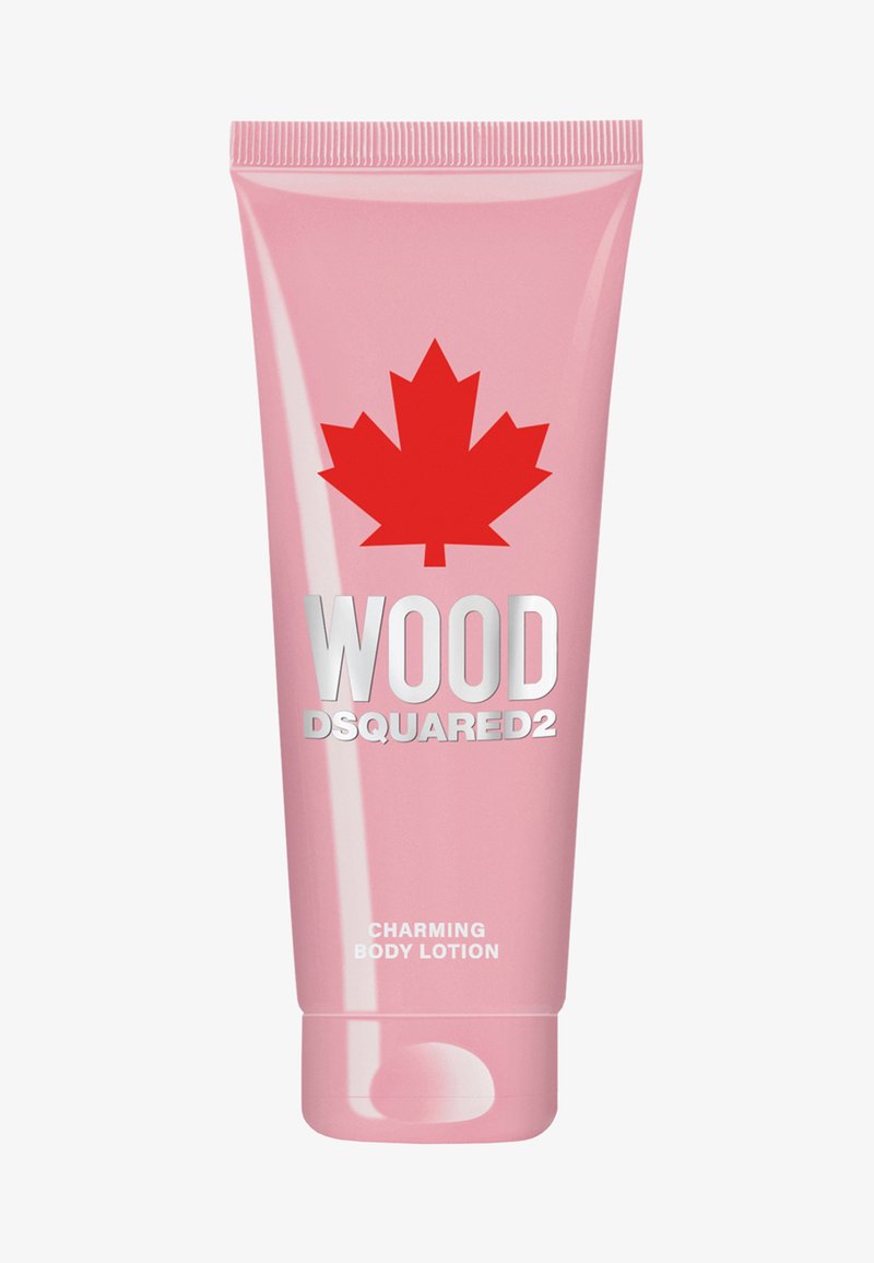Tubo di crema per il corpo in plastica rosa, con una foglia d'acero rossa e testo argento. L'etichetta recita "WOOD DSQUARED2 CHARMING BODY LOTION."