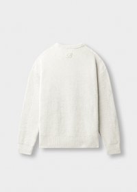 Cremfarbener Strickpullover mit langen Ärmeln, gerippten Bündchen und Saum sowie einem kleinen gestickten "B" auf dem oberen Rücken.