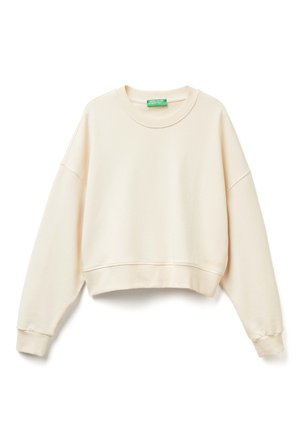 Sudadera corta color crema hecha de tela suave. Presenta un escote amplio, mangas largas, puños acanalados y un sutil detalle de logo bordado.