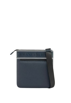 Borsa a tracolla blu navy con superficie strutturata, tasca frontale con cerniera, tracolla nera regolabile e marchio "Armani Exchange" sulla fascia superiore.