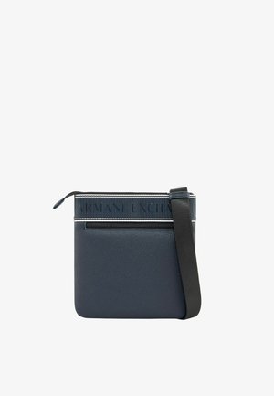 Borsa a tracolla blu navy con superficie strutturata, tasca frontale con cerniera, tracolla nera regolabile e marchio "Armani Exchange" sulla fascia superiore.