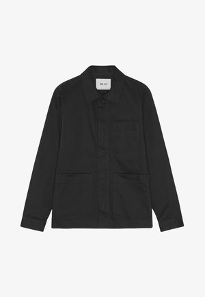 Veste noire avec un col, fermeture par boutons à l'avant, deux poches plaquées et manches longues. Fabriquée en tissu lisse.