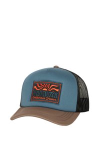 Gorra trucker azul y negra con pico marrón, que presenta un diseño bordado de un sol naranja y el texto "Von Dutch California Dream".