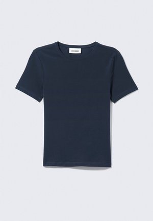 T-shirt azul-marinho de manga curta com decote redondo. Feita de tecido suave, apresentando uma etiqueta com a inscrição "WEEKDAY" na gola.