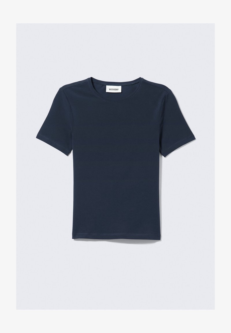 T-shirt bleu marine à manches courtes avec un col rond. Fabriqué en tissu doux, comportant une étiquette marquée "WEEKDAY" au niveau du cou.
