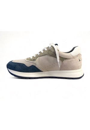 Baskets au design multi-matériaux en gris, beige et marine, avec des accents en mesh, en daim, un col rembourré et des lacets blancs.