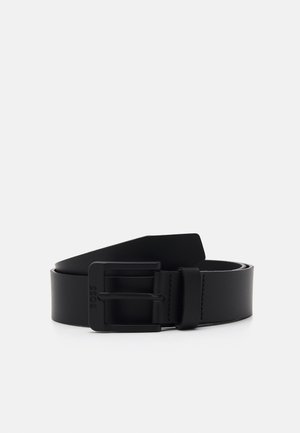 Cinto de couro preto com acabamento mate, apresentando uma fivela metálica retangular e uma textura suave. Design simples, sem padrões ou detalhes.