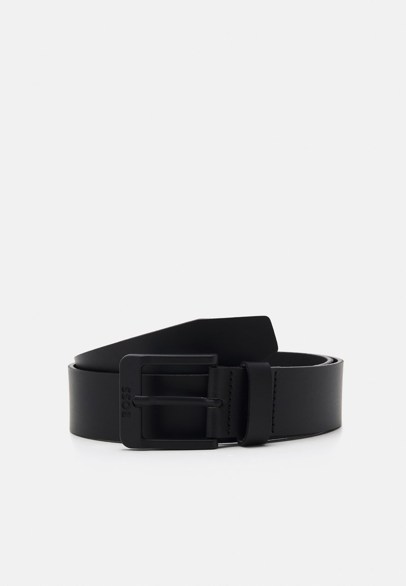 Ceinture en cuir noir à finition mate, présentant une boucle en métal rectangulaire et une texture lisse. Design simple sans motifs ni accents.