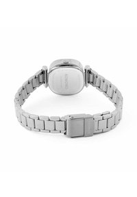 Montre-bracelet en acier inoxydable argenté avec un boîtier carré, un bracelet en maillons métalliques et un fermoir. Logo gravé au dos du boîtier.