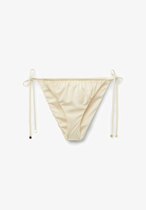 Creme-kleurige bikini onderkant van gladde stof, met zijstriksluitingen en gouden accenten, en een hoog uitgesneden ontwerp.