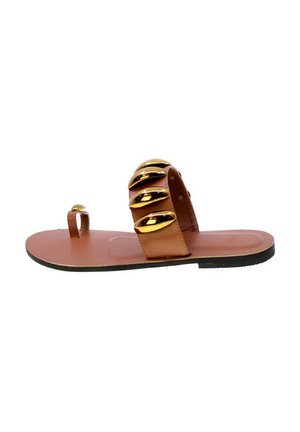 Sandal in pelle marrone con suola piatta, caratterizzato da una larga cintura decorata con cinque lucenti accenti metallici dorati e un anello per le dita.