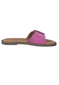 Rosa mocka slide sandal med öppen tå, bred rem pryds med en rosett, och en platt brun sula. Slät textur och enkel design.