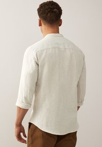 Next LINEN BLEND ROLL SLEEVE SHIRT WITH GRANDAD COLLAR - Košile - oatmeal