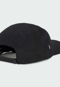 Gorra de béisbol negra ajustable con cierre de plástico snapback, tela lisa y pequeño detalle reflectante en el panel lateral.