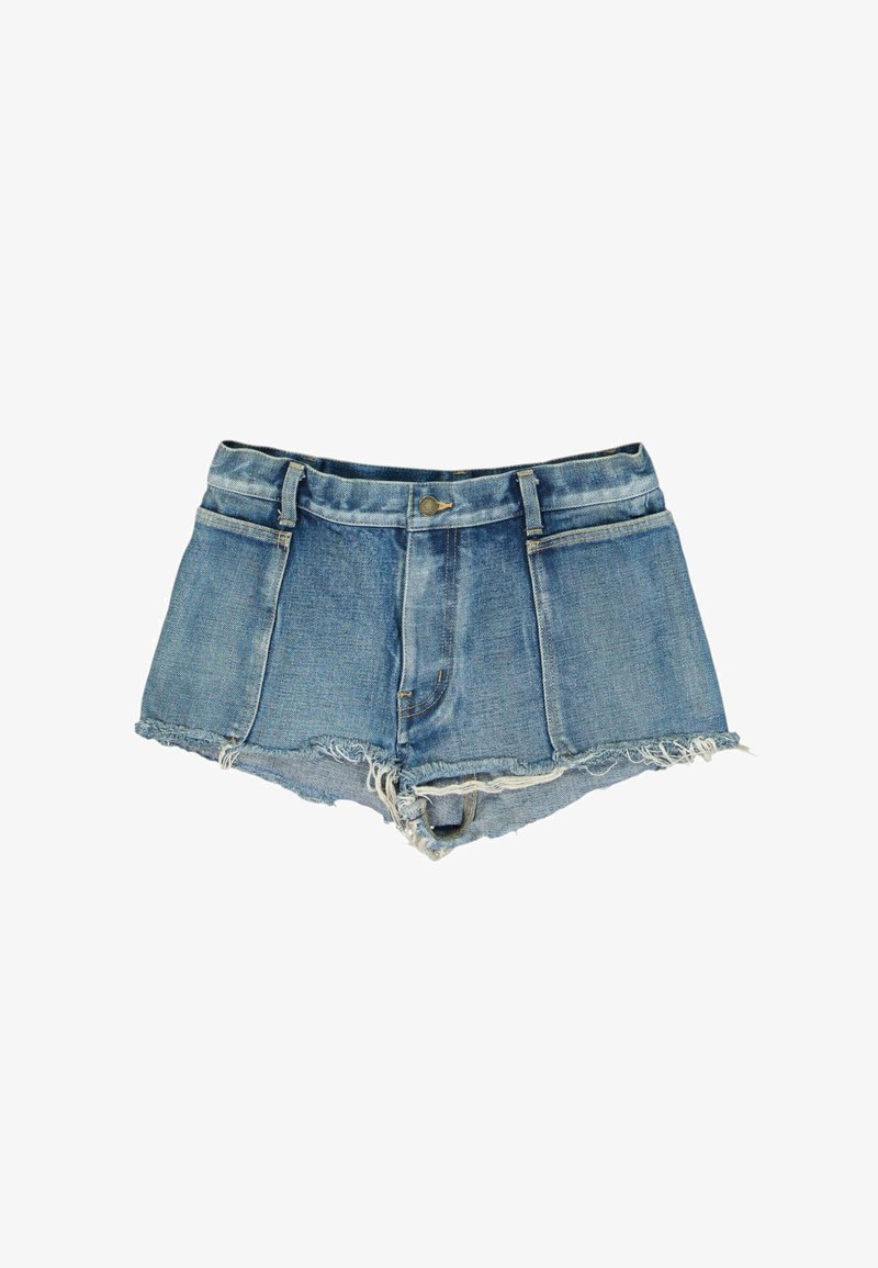 Short en denim bleu avec ourlets effilochés, poches avant, passants de ceinture et fermeture par bouton métallique sur fond blanc.