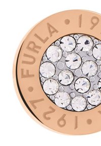 Medallón con el logo de Furla, tono rosa dorado, presenta una forma circular con cristales claros en un engaste plateado, grabado con 'Furla 1927' alrededor del borde.