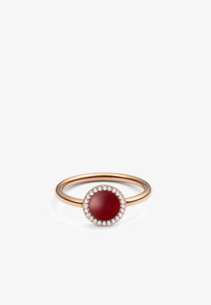 Rózsaszín arany gyűrű, középen egy kerek vörös kővel, amit kis, tiszta kristályok halo-ja vesz körül. Simító sávja van, és fényes felülete.
