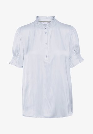 Světle modrá halenka s krátkým rukávem, kulatým límečkem, zapínáním na knoflíky a mírně nařasenými balónovými rukávy. Hladký saténový vzhled.