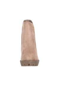 Botas de ante beige hasta el tobillo con puntera redonda, diseño acampanado, tacón de goma bajo y superficie texturizada. Sin herrajes ni patrones visibles.