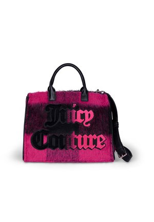 Borsa a mano rosa e nera con una texture pelosa, caratterizzata da una scritta nera "Juicy Couture" audace e manici neri eleganti. Tracolla removibile.