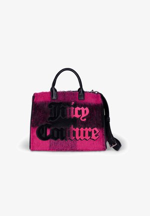Borsa a mano rosa e nera con una texture pelosa, caratterizzata da una scritta nera "Juicy Couture" audace e manici neri eleganti. Tracolla removibile.