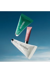 Trzy tubki Biotherm: zielony "Hydrating Gel," biały "Hydra Barrier Cream," różowy "Cleansing Cream." Wyraźne kształty i tekstury, metalowe nakrętki.