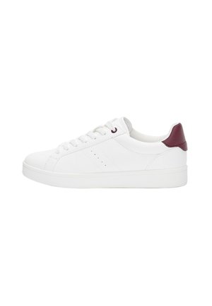 Biały niski sneaker z białymi sznurowadłami i bordowym elementem na pięcie, widoczny z boku na jednolitym białym tle.