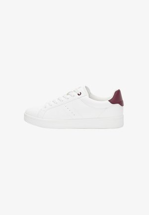 Biały niski sneaker z białymi sznurowadłami i bordowym elementem na pięcie, widoczny z boku na jednolitym białym tle.
