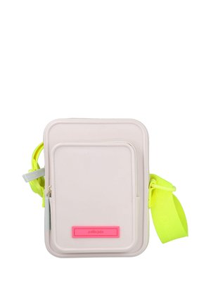 Bolso pequeño cuadrado de color rosa pálido con bolsillo delantero con cremallera, correa ajustable de color amarillo neón y etiqueta rosa con el texto "petite jolie" sobre fondo blanco.