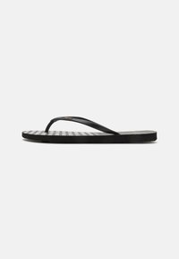 Tongs noires avec des fines brides et un semelle à motif quadrillé. Fabriquées en caoutchouc avec une surface texturée pour une meilleure adhérence.